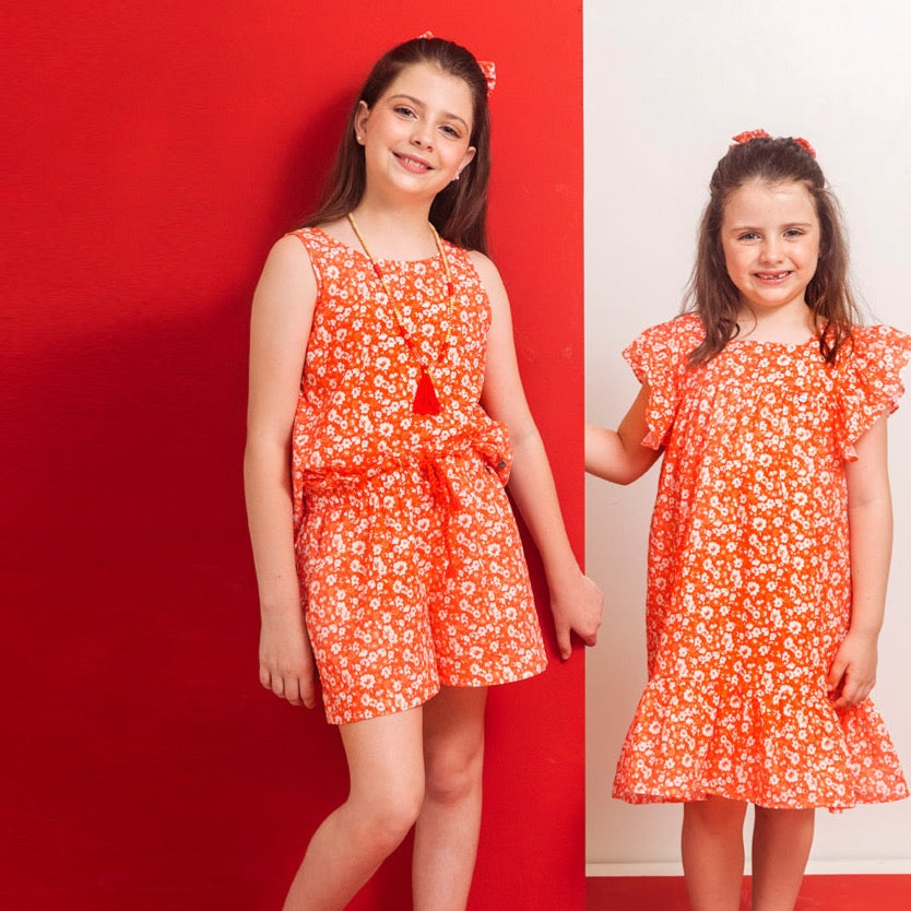 Short mar flores rojas