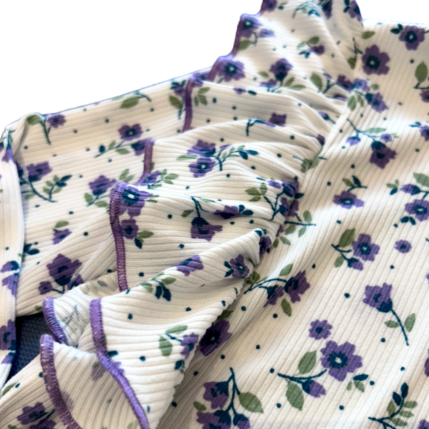 Remera volados flores lavanda mangas largas