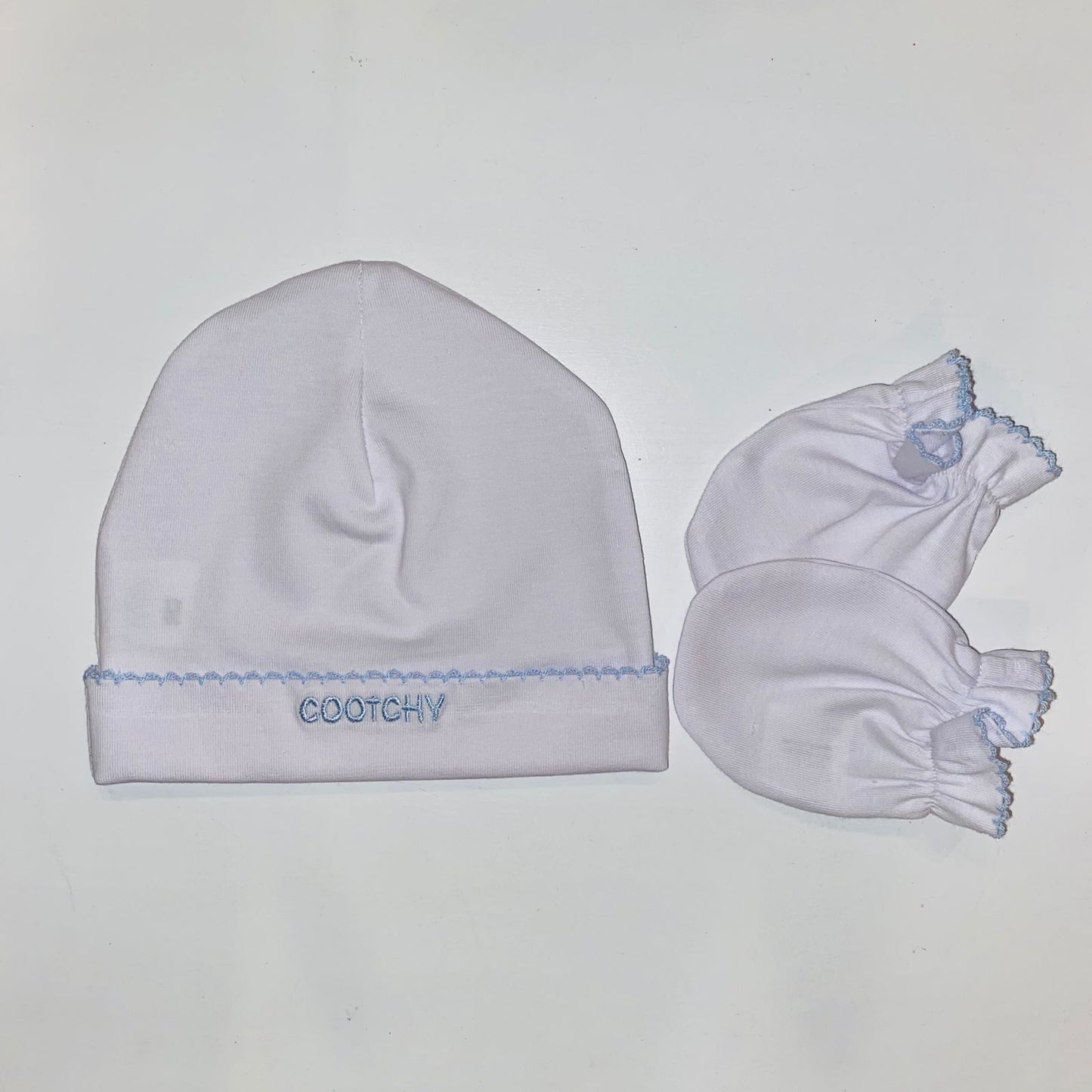 Conjunto de gorro y manopla blanco picueta celeste
