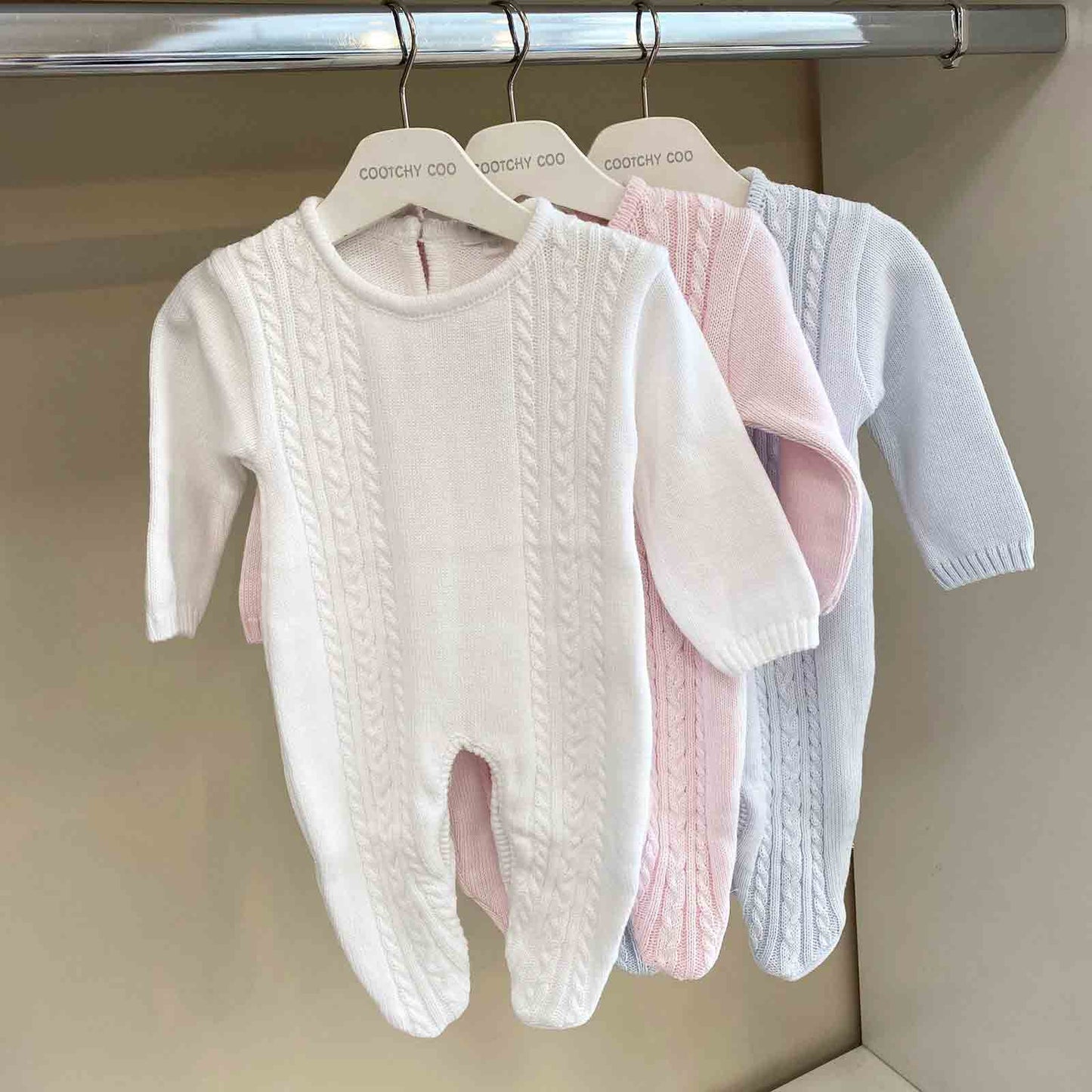 Enterito trenza triple con pie blanco