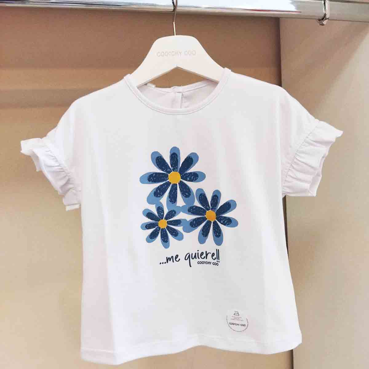 Remera blanca con flores azul