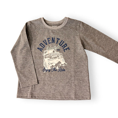 Remera adventure gris mangas largas