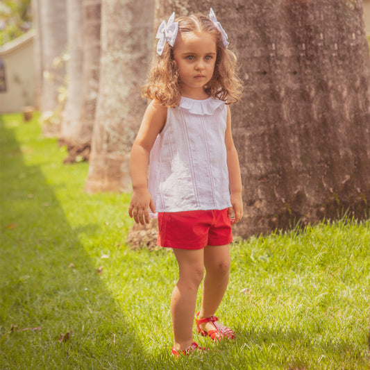 Short con ruedo rojo